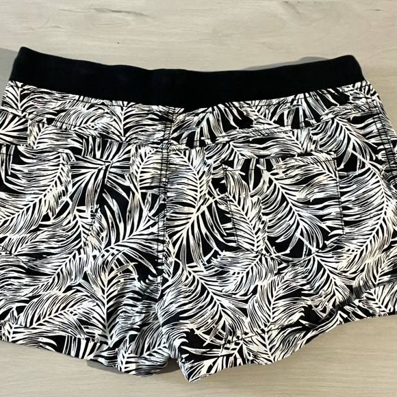 Women’s beach shorts. Medium. Black and white palm fronds. Gently worn - Picture 3 of 4